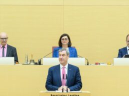 Ministerpräsident Dr. Markus Söder spricht am 21.05.2026 im Landtag in München während einer Regierungserklärung. Foto: Sebastian Widmann / Bayerische Staatskanzlei

Nutzungshinweis: Diese
Terminfotos sind nur zur
redaktionellen Verwendung
bestimmt. Falls eine andere
Verwendung gewünscht wird,
kontaktieren Sie bitte
pressebild@stk.bayern.de