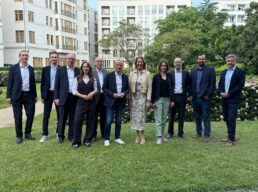 Der Begleitkreises zur Projektgruppe bei seinem Treffen in Berlin – mit GdW-Hauptgeschäftsführerin Ingeborg Esser (5. v. r.) und Fabian Viehrig, Leiter Bauen und Technik im GdW (ganz rechts).