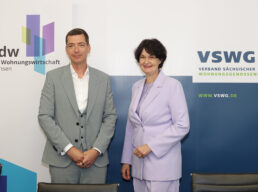 Verbandsdirektor Alexander Müller vom vdw Sachsen und VSWG-Vorstand Mirjam Philipp bei der Pressekonferenz zur Jahresstatistik 2025. 