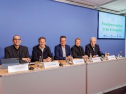Die Wissenschaftler und GdW-Präsident Axel Gedaschko (M.) bei der Pressekonferenz am 14. November 2024 in Berlin.