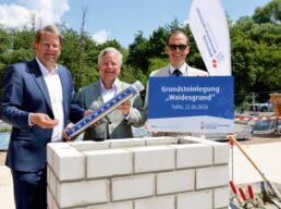 Bereit für die Grundsteinlegung: NHW-Geschäftsführer Dr. Constantin Westphal (Mi.), Fuldas Oberbürgermeister Dr. Heiko Wingenfeld (li.) und Fuldas Stadtbaurat Daniel Schreiner.