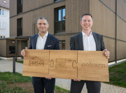 Samir M. Sidgi, Geschäftsführer der SWSG, und Dr. Ulrich Schwenken, CEO von NOKERA, vor dem ersten fertiggestellten SWSG_EQ12 im Stuttgarter Hallschlag.