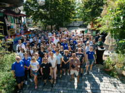 Mitarbeitende der GWG-Gruppe beim Social Day 2026 auf der Kulturinsel Stuttgart: Rund 100 Kolleginnen und Kollegen packten einen Tag lang gemeinsam an, um das Gelände als offenen Treffpunkt für Kunst, Kultur und Gemeinschaft zu verschönern und weiterzuentwickeln.