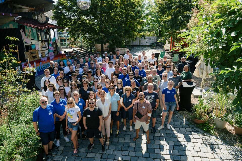 Mitarbeitende der GWG-Gruppe beim Social Day 2026 auf der Kulturinsel Stuttgart: Rund 100 Kolleginnen und Kollegen packten einen Tag lang gemeinsam an, um das Gelände als offenen Treffpunkt für Kunst, Kultur und Gemeinschaft zu verschönern und weiterzuentwickeln.