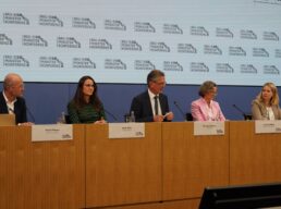 Berlins Bausenator Christian Gaebler (Mitte) mit seinem Pressesprecher Martin Pallgen, Hamburgs Bausenatorin Karen Pein und NRW-Bauministerin Ina Scharrenbach und Bundesbauministerin Verena Hubertz (v. l.)