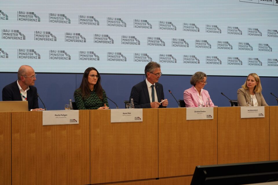 Berlins Bausenator Christian Gaebler (Mitte) mit seinem Pressesprecher Martin Pallgen, Hamburgs Bausenatorin Karen Pein und NRW-Bauministerin Ina Scharrenbach und Bundesbauministerin Verena Hubertz (v. l.)