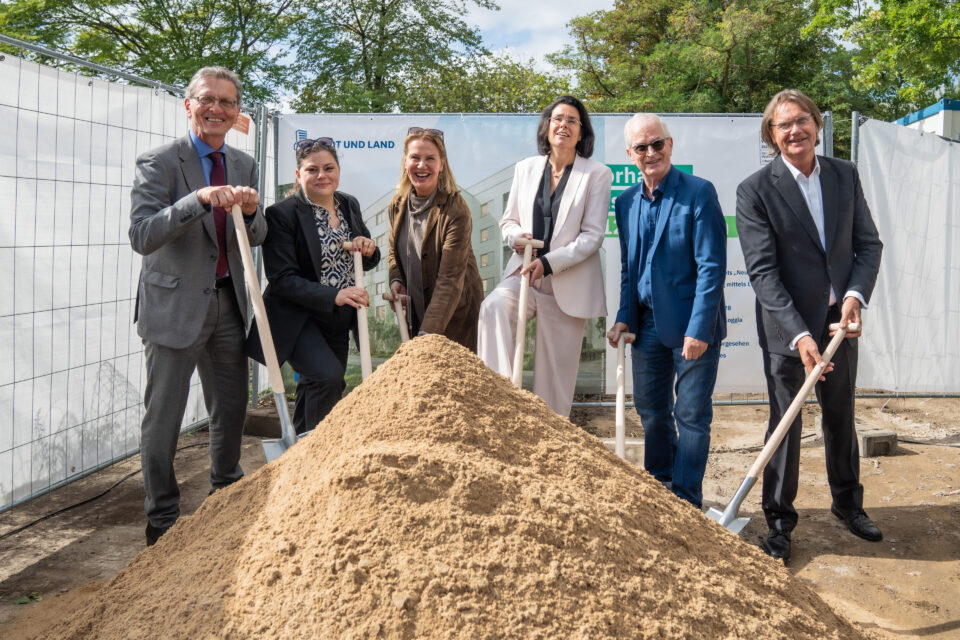 Spatenstich Projekt Götzstraße Berlin Tempelhof: Von links: Christian Gaebler, Senator für Stadtentwicklung, Bauen und Wohnen; Eva Majewski, Bezirksstadträtin für Stadtentwicklung und Facility Management in Tempelhof-Schöneberg; Ingeborg Esser, Hauptgeschäftsführerin des GdW; Natascha Kiemen, Geschäftsführerin STADT UND LAND; Dr. Christoph Landerer, Vorsitzender des Aufsichtsrats STADT UND LAND; Ingo Malter, Geschäftsführer STADT UND LAND