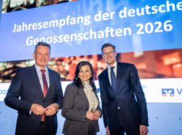 GdW-Präsident Axel Gedaschko mit Gitta Connemann, Parlamentarische Staatssekretärin im Bundeswirtschaftsministerium, und DGRV-Vorstand Jan Holthaus (v. l.)