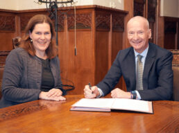 Bürgermeisterin Verena Dietl bei der Vertragsunterzeichnung mit Andreas Engelhardt