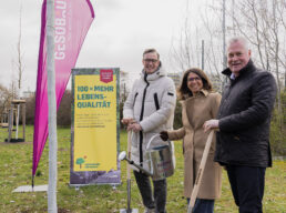 In Marzahn-Hellersdorf wurden im Beisein der Bezirksbürgermeisterin die ersten Jubiläums-Stadtbäume der GESOBAU gepflanzt.