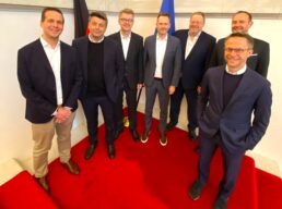 Bei der Gründung der Allianz für Serielle Sanierung in Berlin: Dr. Ulrich Nagel (DASS), René Fabian, (Niersberger Group), Alexander Geißels (Saint-Gobain Pre.formance), Andreas Kipp (RENOWATE), Alexander Fuchs (B&O Seriell), Torsten Wybranitz (Niersberger Building Solutions) und Emanuel Heisenberg (ecoworks) (v. l.)