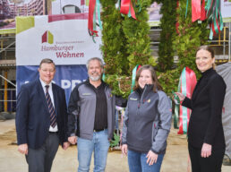 Ralf Sommer (IFB), Sönke Selk und Sandra Koth (Hamburger Wohnen), Silke Bainbridge Nott (VNW) vor dem geschmückten Richtkranz (v. l.)