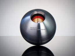 Pressefoto_Deutscher_Nachhaltigkeitspreis_Preisstatuette_Fotocredit_Frank_Fendler_2021